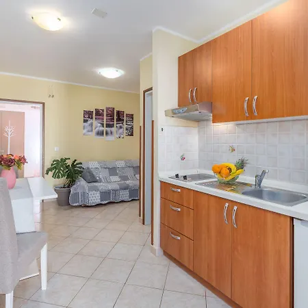 Lauschiges Nur 400 Meter Zum Mit Parkplatz, Waschmaschine, Garten Apartmán Poreč