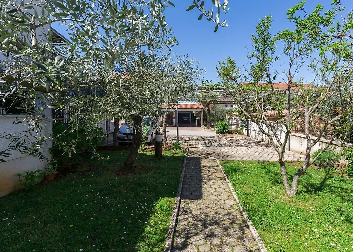 Lauschiges Nur 400 Meter Zum Mit Parkplatz, Waschmaschine, Garten Apartmán Poreč