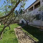 Lauschiges Nur 400 Meter Zum Mit Parkplatz, Waschmaschine, Garten Apartment *