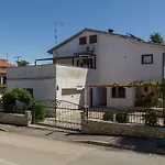 Lauschiges Nur 400 Meter Zum Mit Parkplatz, Waschmaschine, Garten Apartment
