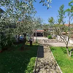 Lauschiges Nur 400 Meter Zum Mit Parkplatz, Waschmaschine, Garten Apartment Porec