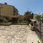 Lauschiges Nur 400 Meter Zum Mit Parkplatz, Waschmaschine, Garten Apartment Porec