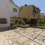 Lauschiges Nur 400 Meter Zum Mit Parkplatz, Waschmaschine, Garten * Porec