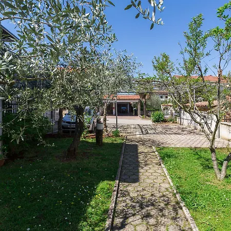 Lauschiges Nur 400 Meter Zum Mit Parkplatz, Waschmaschine, Garten Lägenhet Poreč