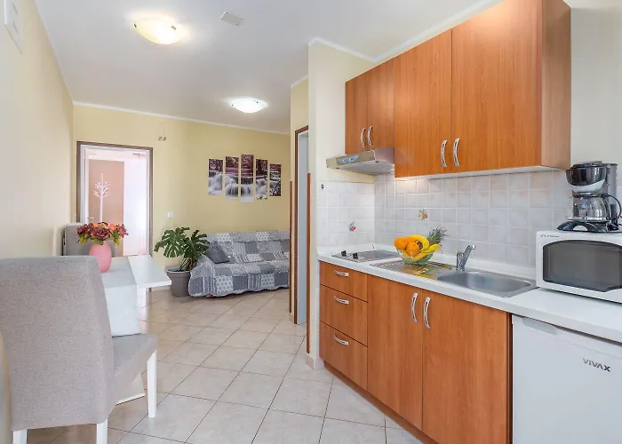 Lauschiges Nur 400 Meter Zum Mit Parkplatz, Waschmaschine, Garten Apartman Poreč