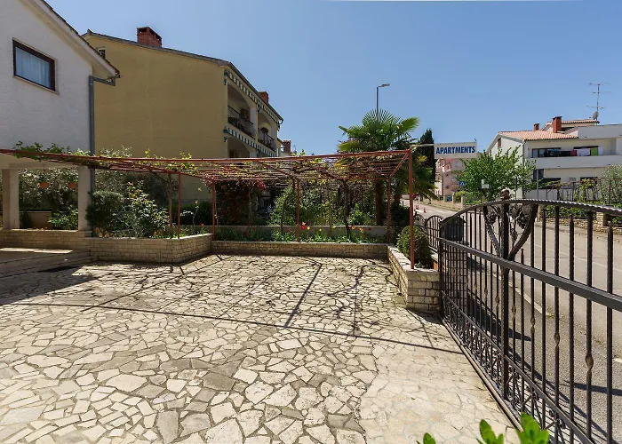 Lauschiges Nur 400 Meter Zum Mit Parkplatz, Waschmaschine, Garten Apartman Poreč